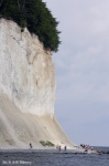 RÜGEN – die gegenüber dem über 100 Meter hohen Kreidefelsen winzig wirkenden Silhouetten der Besucher des Nationalpark Jasmund auf Rügen heben die majestätische Größe des Kreidefelsens hervor.