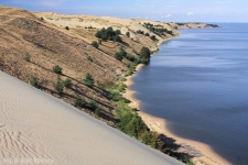 JUODKRANTE – Dünen auf der Kurischen Nehrung sind kilometerlang. Aussicht von der Seite des Kurischen Haffs.