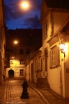 RÜGEN – die Klostera-Straße nach dem Sonnenuntergang, das alte Rügen, Lettland.